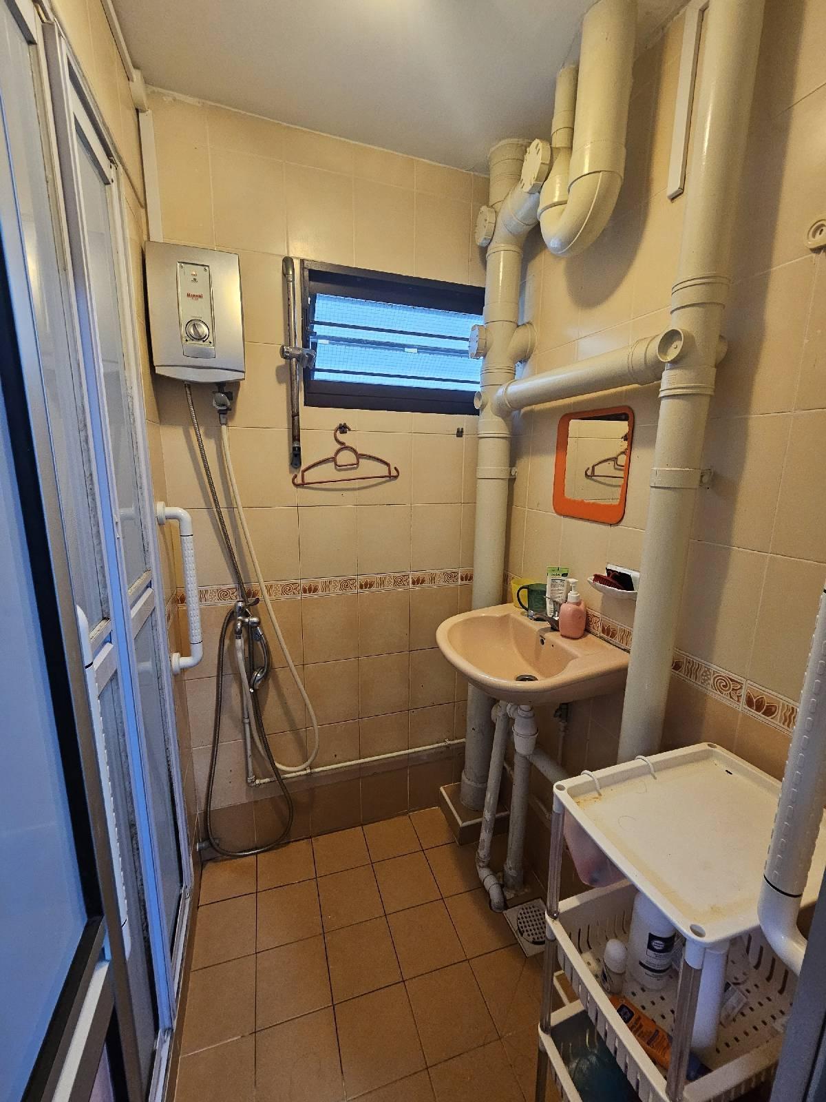 HDB Apartment for Sale, 231 Lorong 8 Toa Payoh HDB Apartment For Sale, $420,000, 2 Bed 2 Bath 818 sqft $513.00 psf, SGD 420,000 | 99-year Leasehold