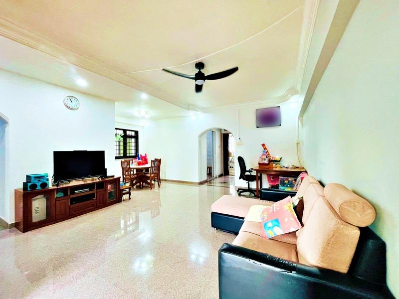 Prop-GPT: HDB Apartment: D25  672 Woodlands Drive 71