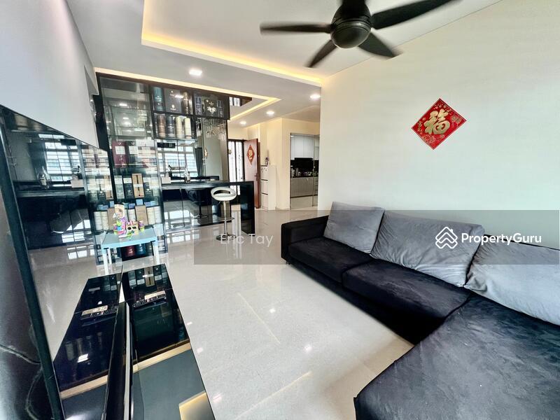 Prop-GPT: HDB Flat: D27 Yishun 677B Yishun Ring Road