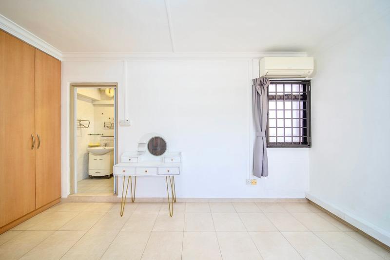 HDB Apartment for Sale, 177 Lompang Road HDB Apartment For Sale, $800,000, 3 Bed 2 Bath 1,184 sqft $676.00 psf, SGD 800,000 | 99-year Leasehold
