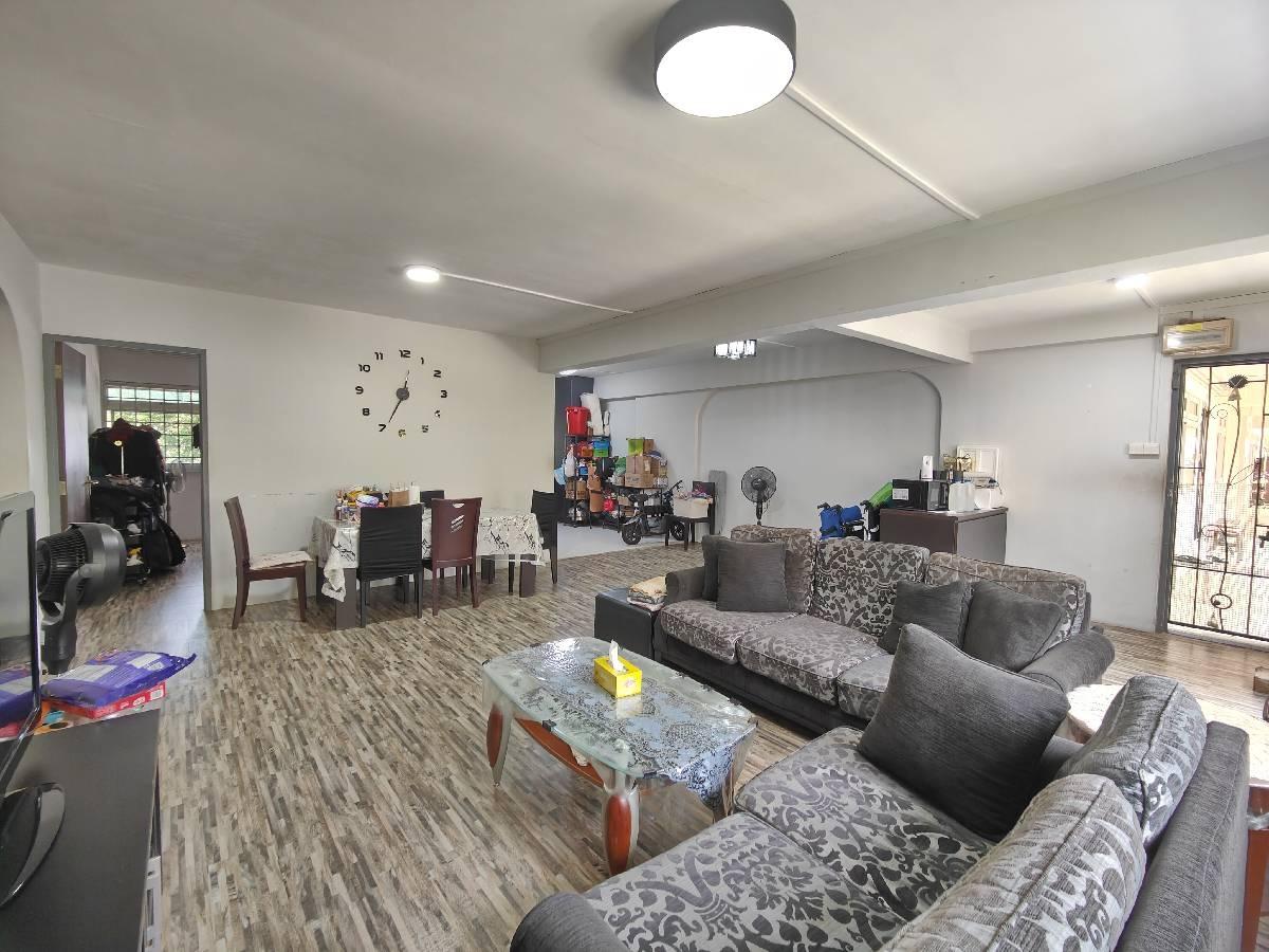 Prop-GPT: HDB Apartment: D25  872 Woodlands Street 81