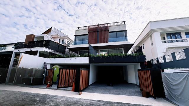Prop-GPT: Semi-Detached: D21   D21 Brand New 4 Storey Semi D At Jalan Selanting 
