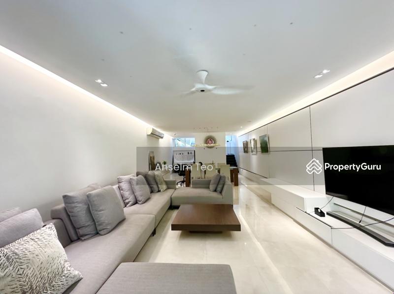 Prop-GPT: Town House: D10 Holland RARE! Townhouse D10 @ Ridgewood Mount Sinai ?? Minimalist Design
