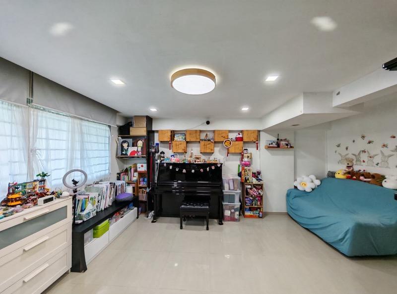 Prop-GPT: HDB Apartment: D18  112 Simei Street 1