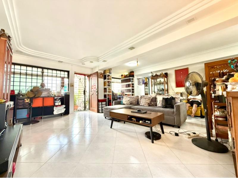 Prop-GPT: HDB Apartment: D18 Pasir Ris 629 Pasir Ris Drive 3