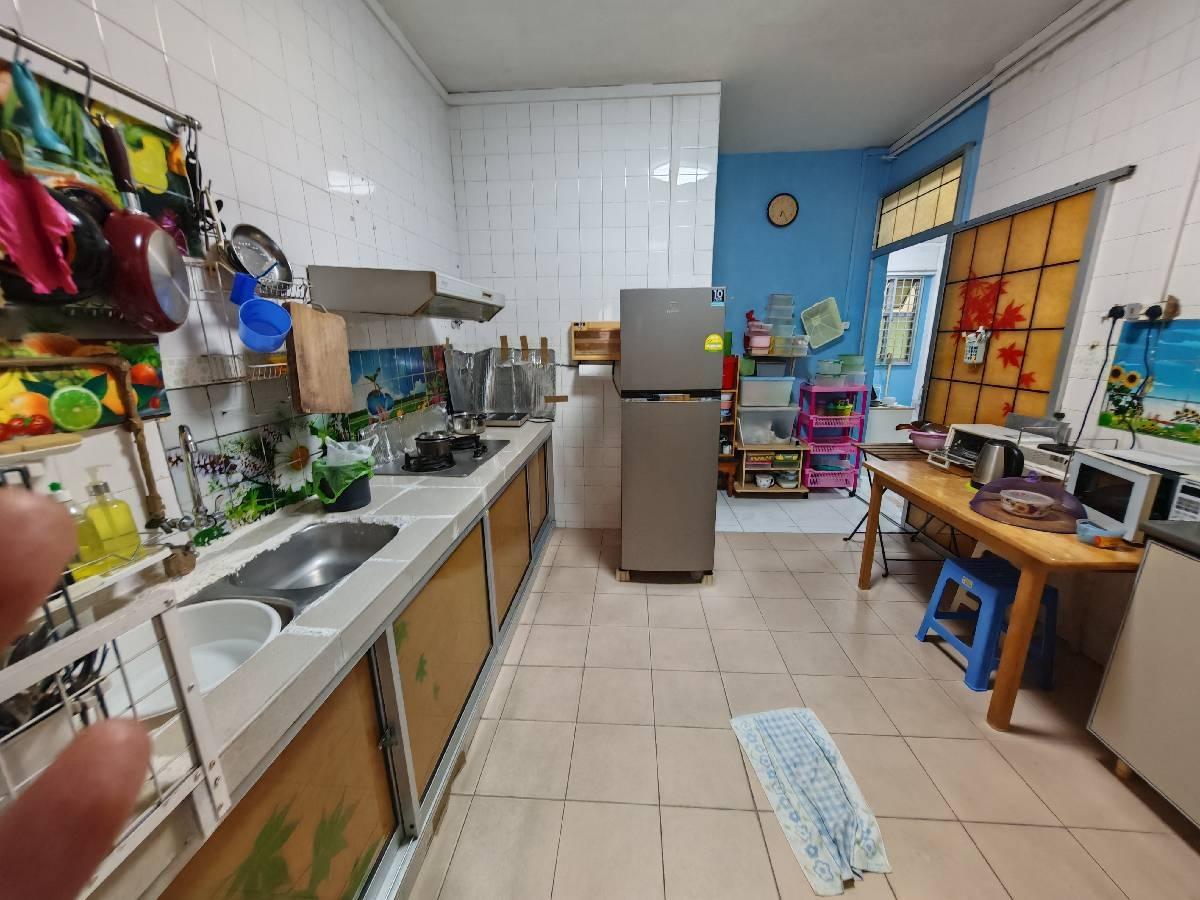 Prop-GPT: HDB Apartment: D18 Pasir Ris 142 Pasir Ris Street 11