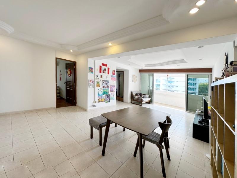 Prop-GPT: HDB Apartment: D18 Pasir Ris 719 Pasir Ris Street 72