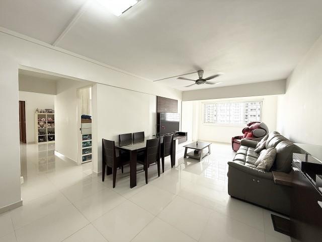 Prop-GPT: HDB Apartment: D18  894 Tampines Street 81