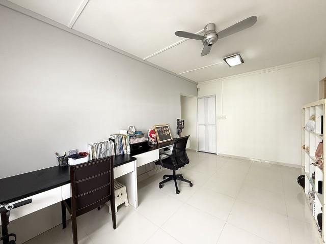 HDB Apartment for Sale: D18, 520894