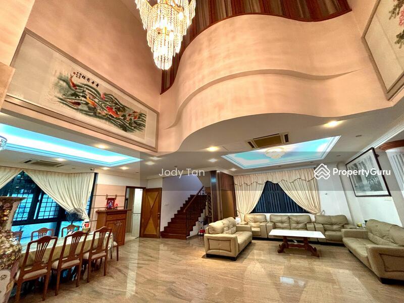 Prop-GPT: Bungalow: D16  Beautiful Bungalow At Kew Estate Close To Mrt
