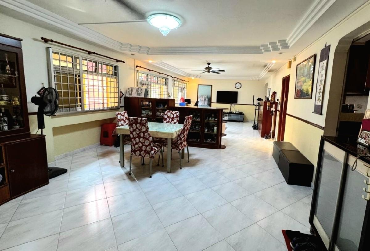 Prop-GPT: HDB Apartment: D18  856C Tampines Street 82