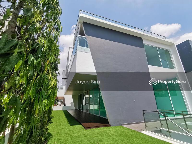 Prop-GPT: Bungalow: D10 Holland Modern, Squarish, Elevated Detached House