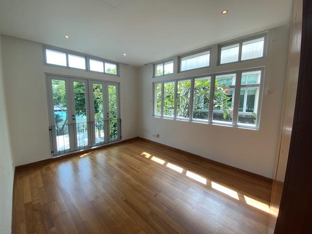 Prop-GPT: Bungalow - Good Class: D10  ??No ABSD ??6 houses in 1 title ??Subdivision allowed