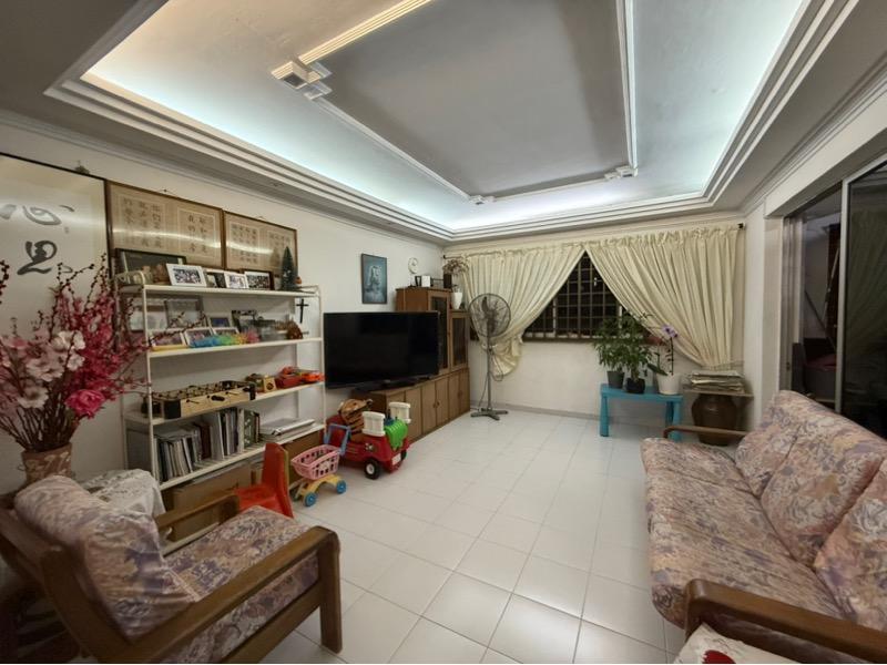 Prop-GPT: HDB Apartment: D18  889 Tampines Street 81