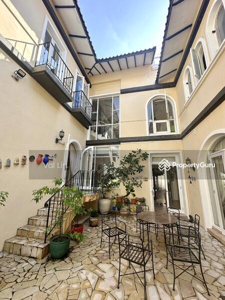 Prop-GPT: Bungalow - Good Class: D10  Victoria Park Beautiful Regular Land Good Class Bungalow ?? Exclusive Viewing!