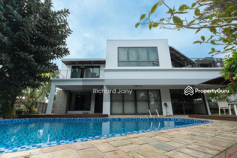 Prop-GPT: Detached: D19   Newly renovated quiet bungalow subdivisable corner unbounded high ground  plot
