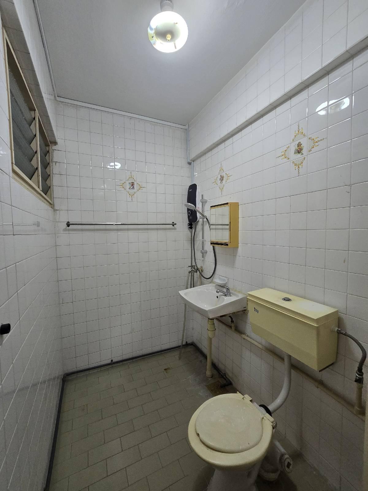 619 Yishun Ring Road HDB Apartment For Sale, $550,000, 3 Bed 2 Bath 893 sqft $616.00 psf