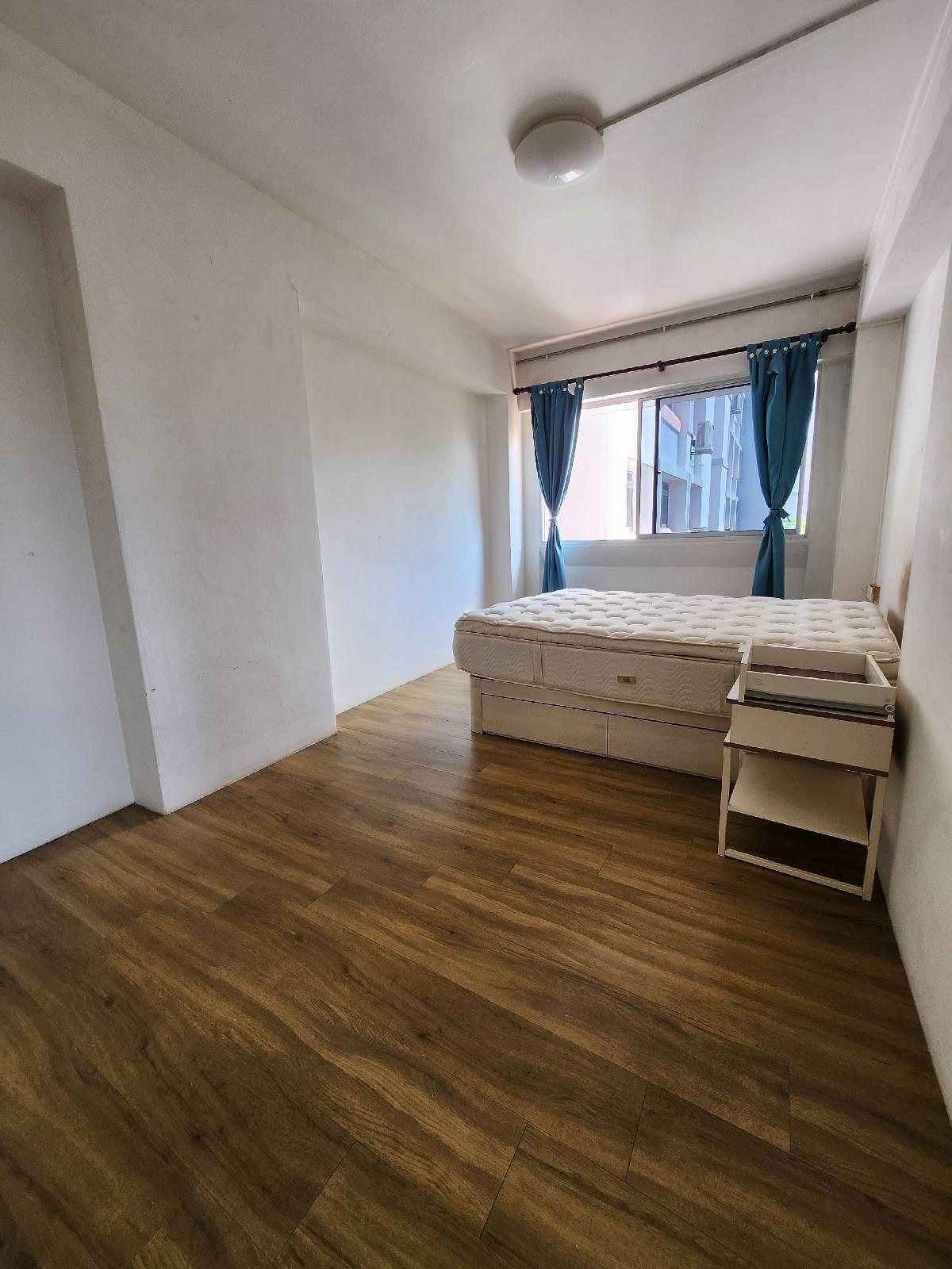 381 Tampines Street 32 HDB Apartment For Sale, $900,000, 3 Bed 2 Bath 1,345 sqft $669.00 psf