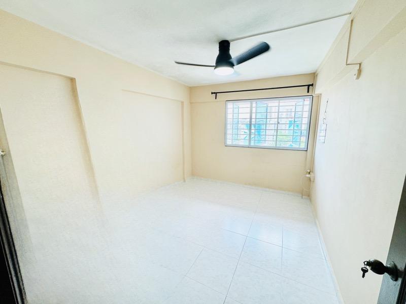 HDB Apartment for Sale, 122 Bedok North Street 2 HDB Apartment For Sale, $499,000, 2 Bed 2 Bath 86 sqft $5,802.00 psf, SGD 499,000 | 99-year Leasehold