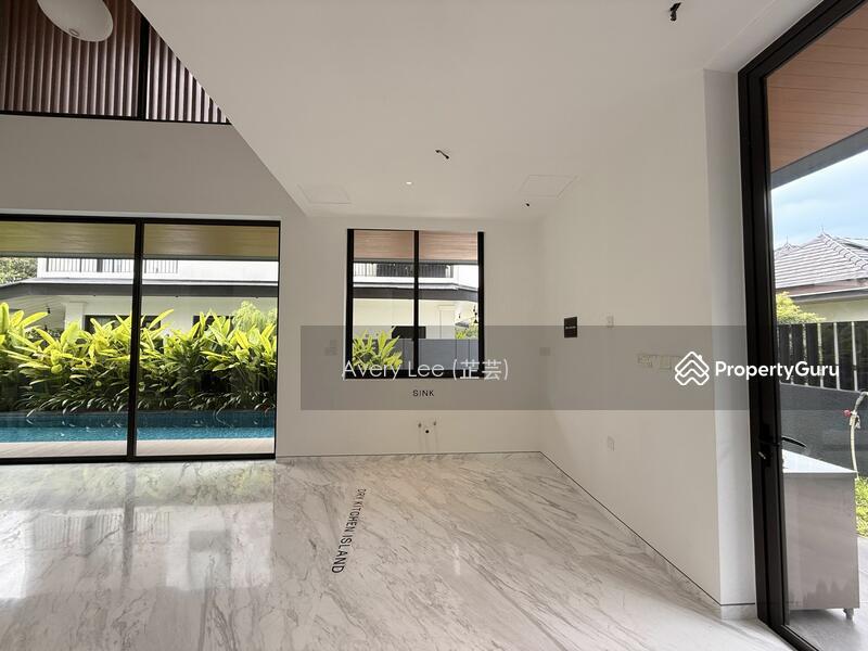 Prop-GPT: Semi-Detached: D10 Holland D10 Maple Avenue Oak Avenue