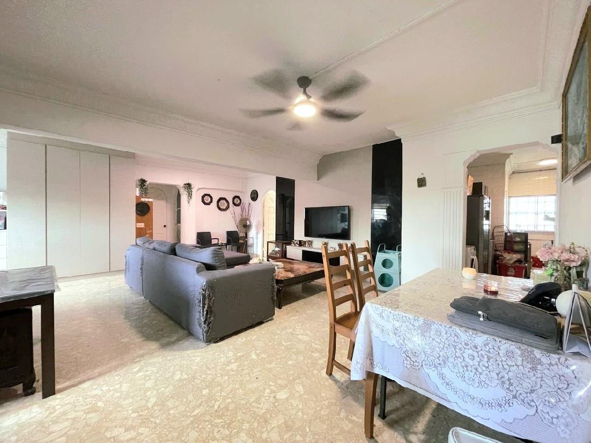 Prop-GPT: HDB Apartment: D18  114 Tampines Street 11