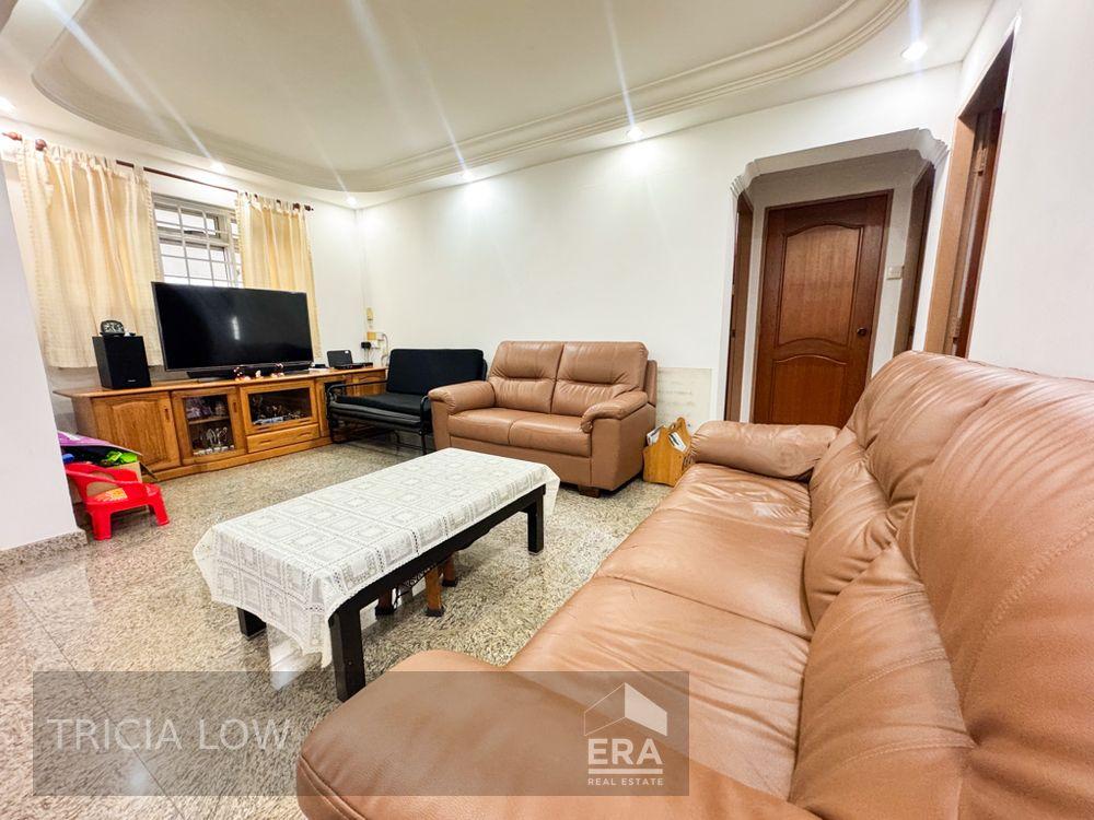 Prop-GPT: HDB - 5 room:   Yishun Street 11 124 Yishun Street 11 For Sale