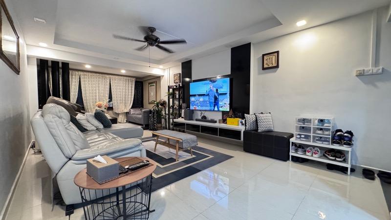 Prop-GPT: HDB Apartment: D18  232 Tampines Street 21