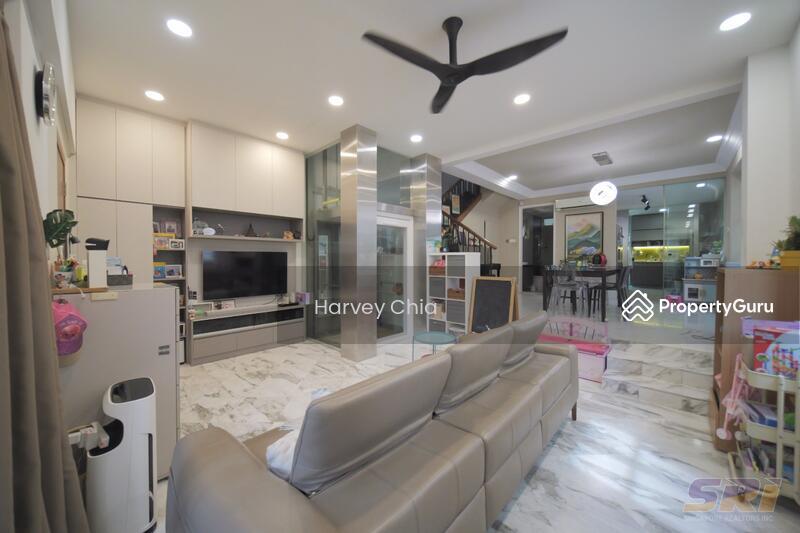 Prop-GPT: Semi-Detached: D10 Holland holland grove view estate