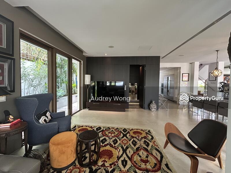 Prop-GPT: Detached: D10  D10 Renovated Sixth Ave Detached, Move In Condition