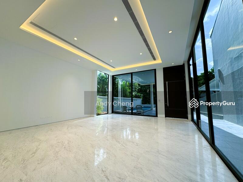 Prop-GPT: Detached: D10 Holland Mount Sinai Vicinity