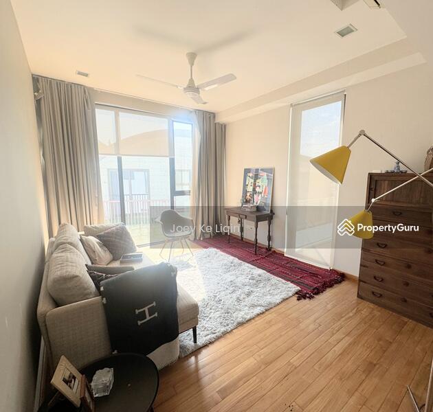 Semi-Detached for Sale: D20, 574000