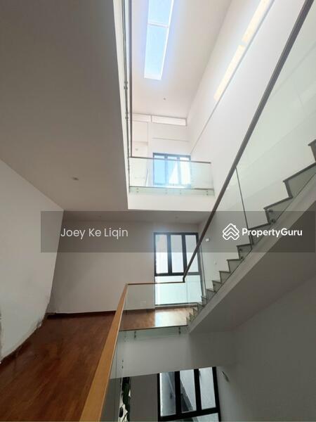Semi-Detached for Sale: D20, 574000