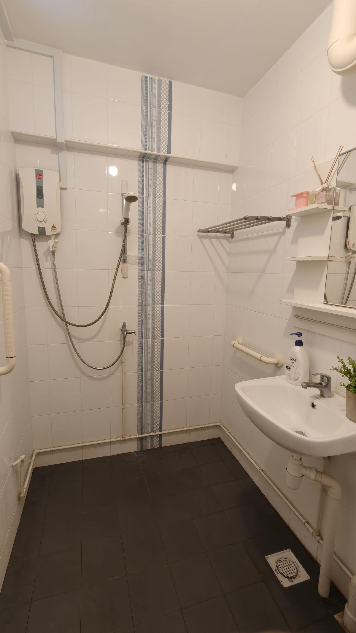 725 Bedok Reservoir Road HDB Apartment For Sale, $950,000, 4 Bed 2 Bath 1,528 sqft $622.00 psf