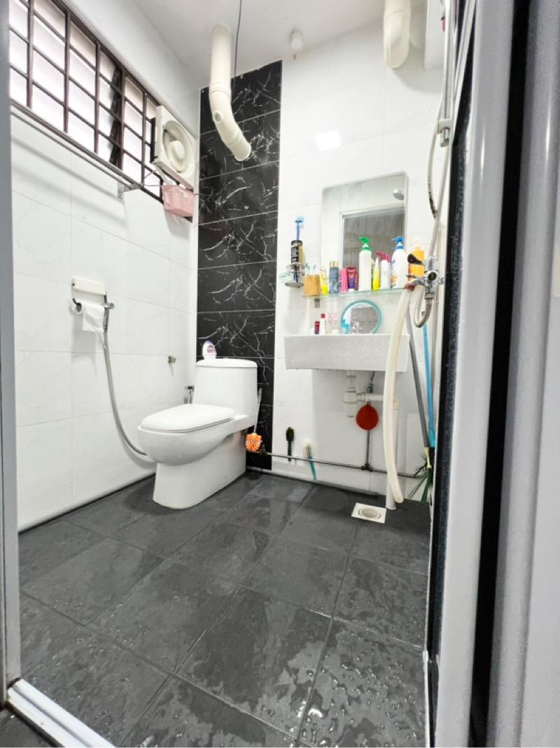 HDB Apartment for Sale, 403 Hougang Avenue 10 HDB Apartment For Sale, $445,000, 2 Bed 2 Bath 721 sqft $617.00 psf, SGD 445,000 | 99-year Leasehold