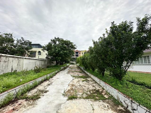 Prop-GPT: Detached: D19   D19  8.7.0.0.6.6.6.1 Original 2 Sty Detached @ Hillside Drive
