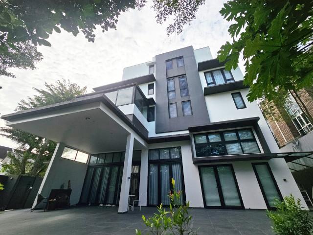 Prop-GPT: Detached: D19   D19 Modern 3.5 Sty + Mezz. + Basement Detached @ Charlton, Kovan 