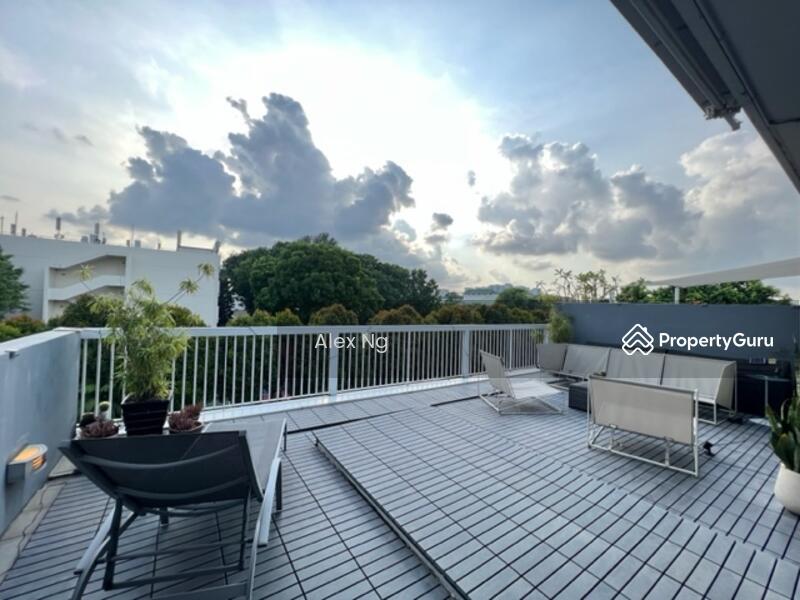 Prop-GPT: Semi-Detached: D15  2.5sty + Basement Semi-D , Contemporary, Pool, Move in, Unblock