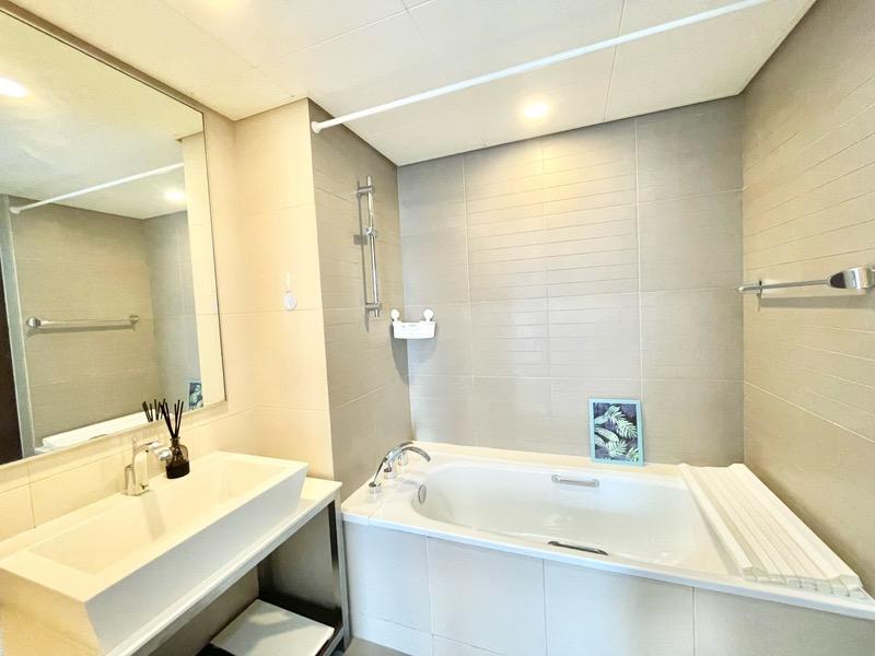 Condominium for Sale, The Sail @ Marina Bay Condominium For Sale, $1,799,999, 4 Bed 2 Bath 893 sqft $2,016.00 psf, SGD 1,799,999 | 99-year Leasehold
