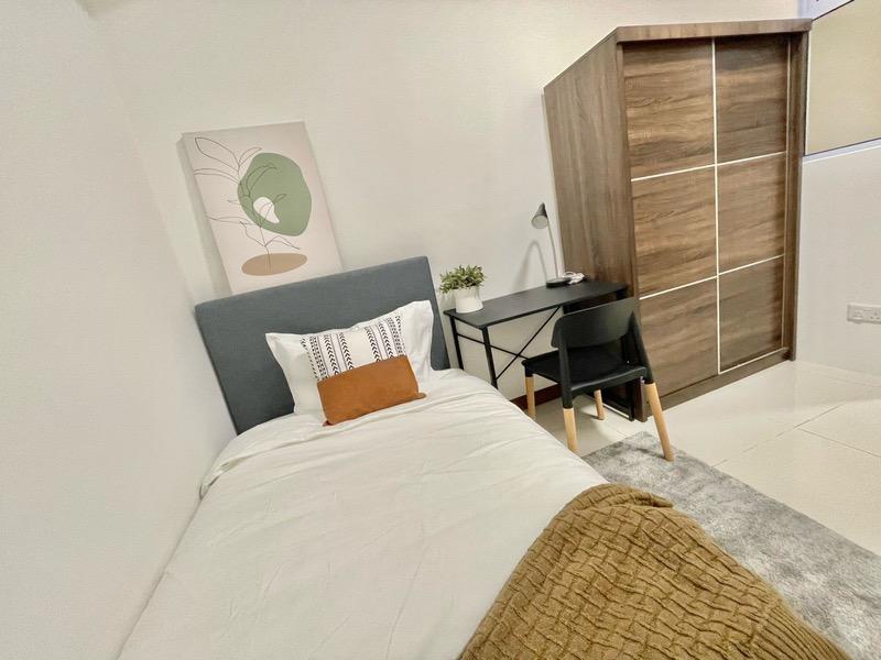 Condominium for Sale, The Sail @ Marina Bay Condominium For Sale, $1,799,999, 4 Bed 2 Bath 893 sqft $2,016.00 psf, SGD 1,799,999 | 99-year Leasehold