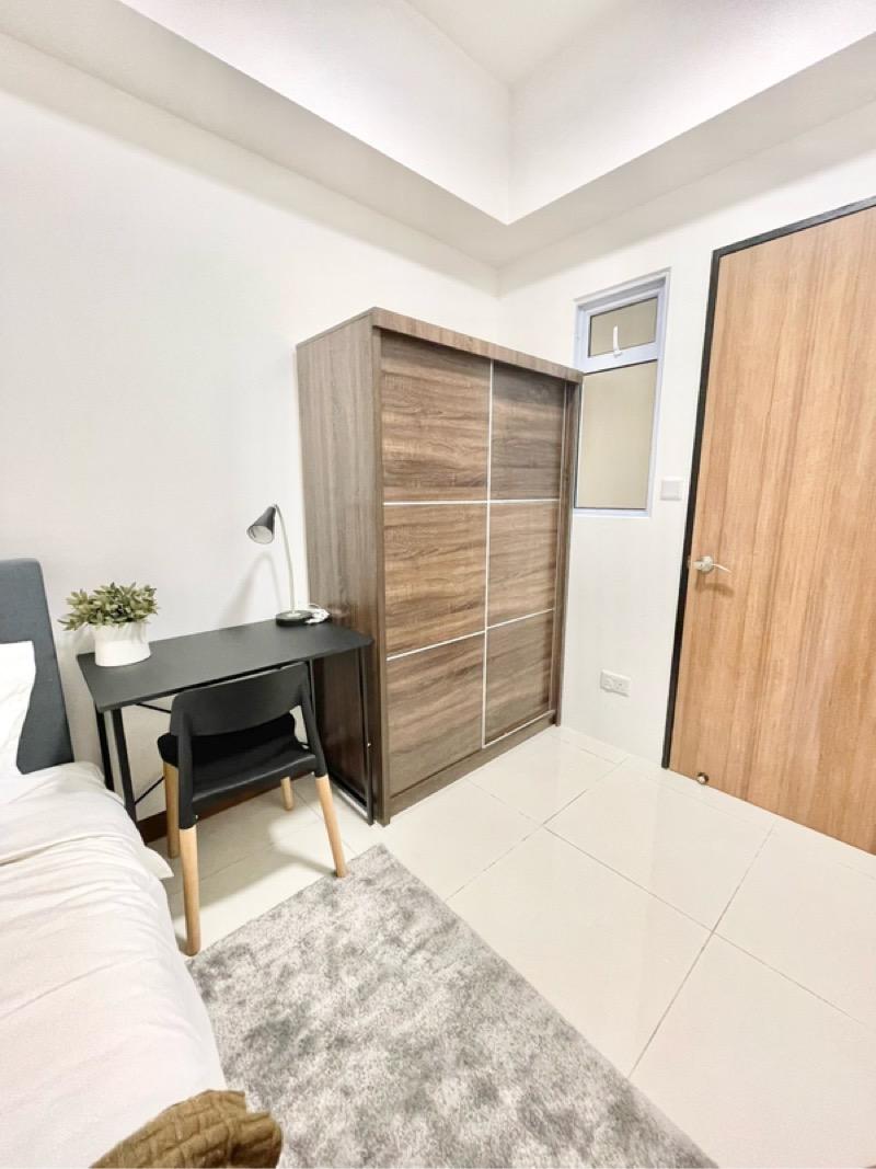 Condominium for Sale, The Sail @ Marina Bay Condominium For Sale, $1,799,999, 4 Bed 2 Bath 893 sqft $2,016.00 psf, SGD 1,799,999 | 99-year Leasehold