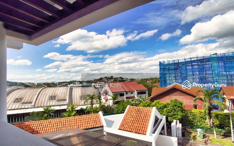 Prop-GPT: Semi-Detached: D10  Peaceful Cul-De-Sac... High Terrain... Compellingly Priced!