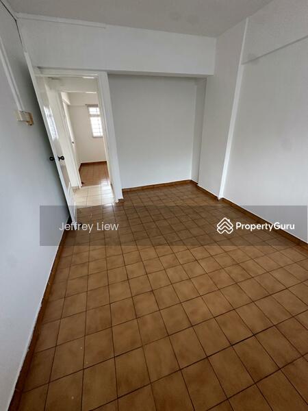 HDB Flat for Sale, 642 Yishun Street 61, SGD 525,000 | 99-year lease