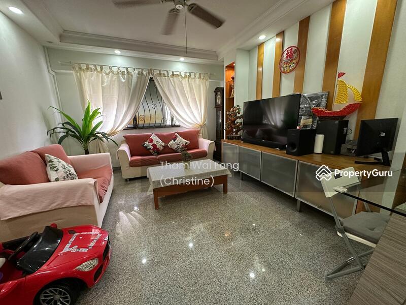 Prop-GPT: HDB Flat: D18 Pasir Ris 111 Pasir Ris Street 11