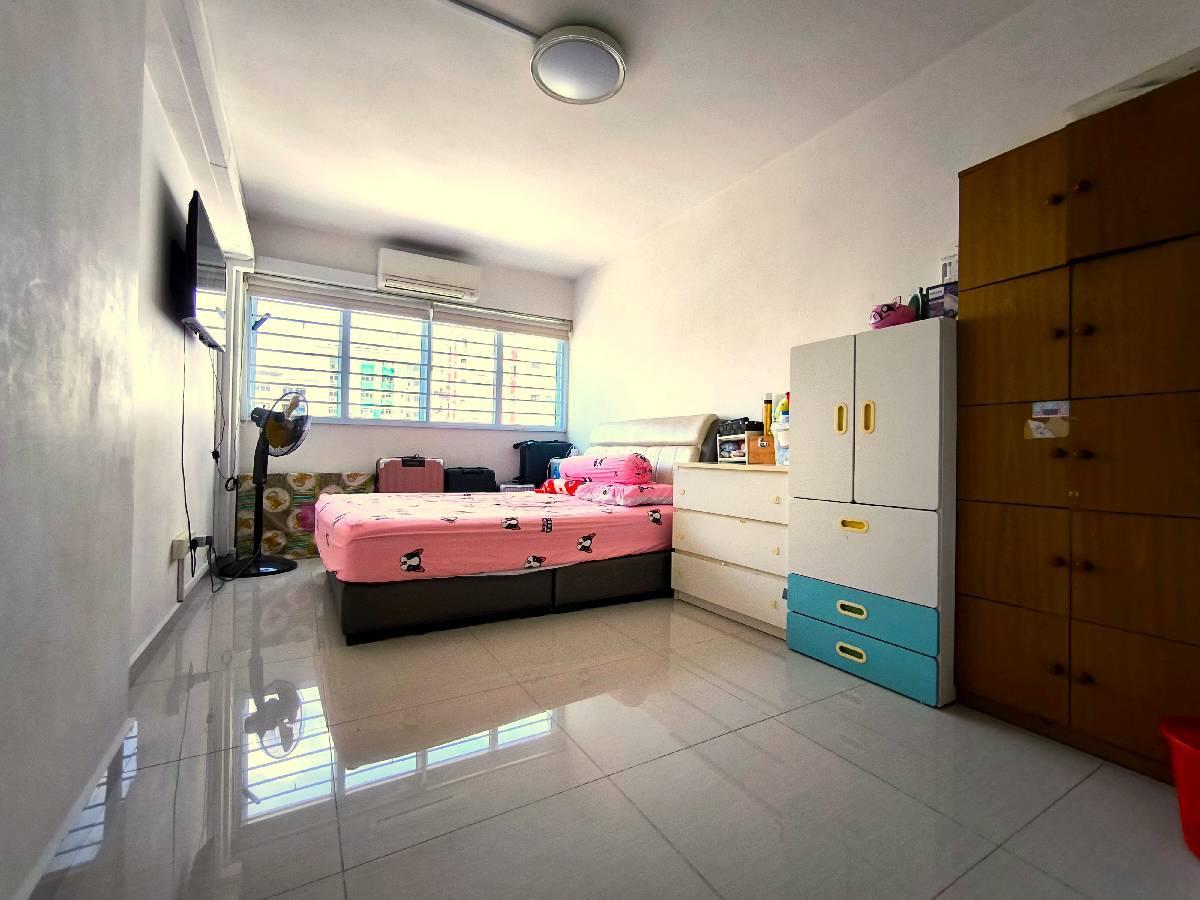 HDB Apartment for Sale, 658 Yishun Avenue 4 HDB Apartment For Sale, $699,000, 3 Bed 2 Bath 1,399 sqft $500.00 psf, SGD 699,000 | 99-year Leasehold