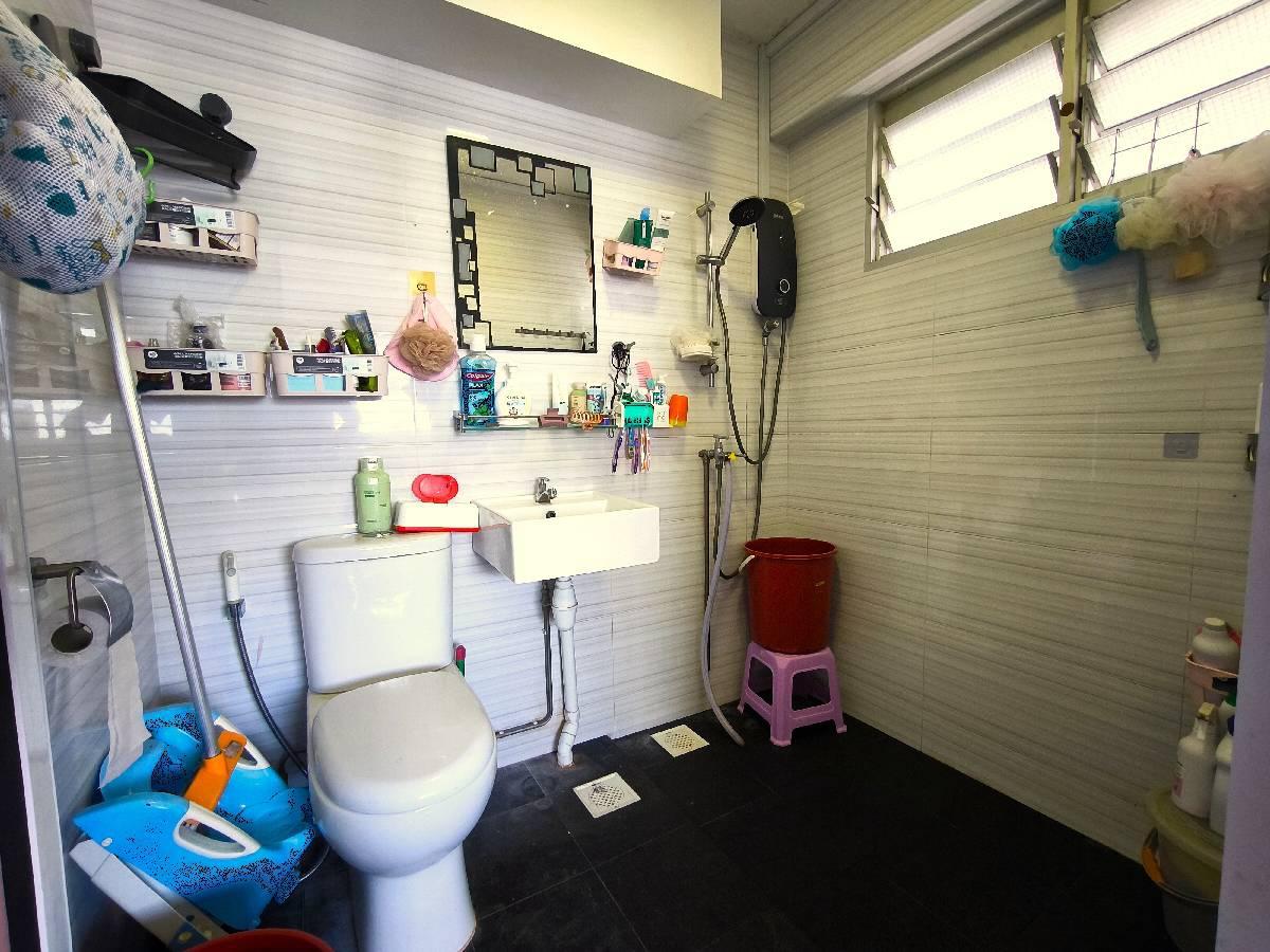 HDB Apartment for Sale, 658 Yishun Avenue 4 HDB Apartment For Sale, $699,000, 3 Bed 2 Bath 1,399 sqft $500.00 psf, SGD 699,000 | 99-year Leasehold