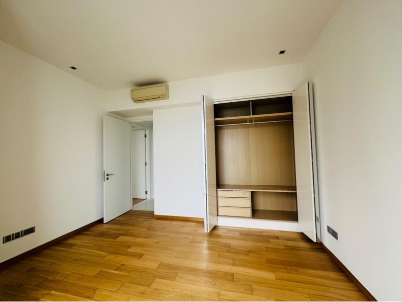Condominium for Sale: D04, 098402