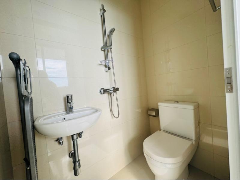 Condominium for Sale: D04, 098402