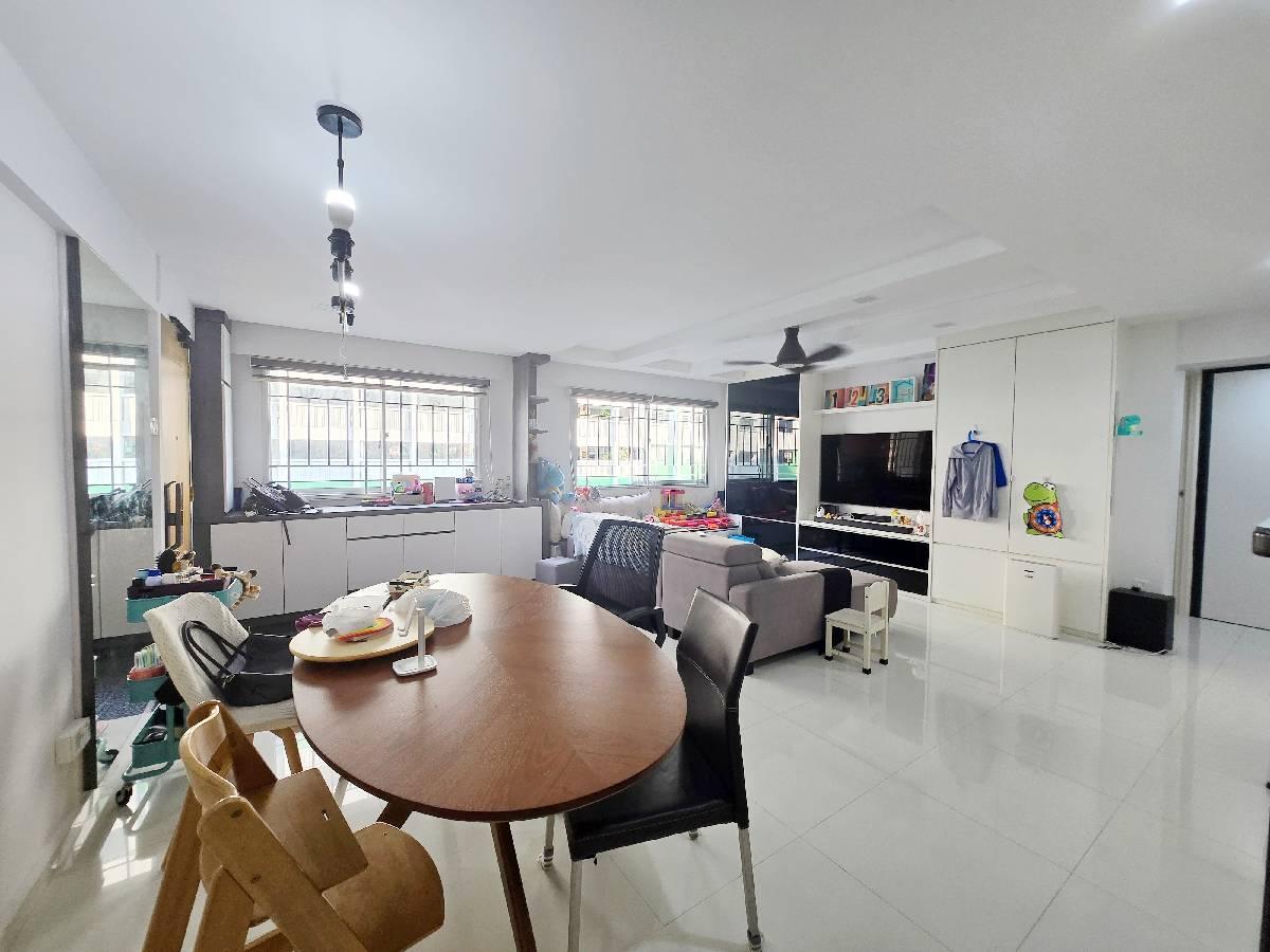 HDB Apartment for Sale, 262 Yishun Street 22 HDB Apartment For Sale, $580,000, 3 Bed 2 Bath 1,119 sqft $518.00 psf, SGD 580,000 | 99-year Leasehold