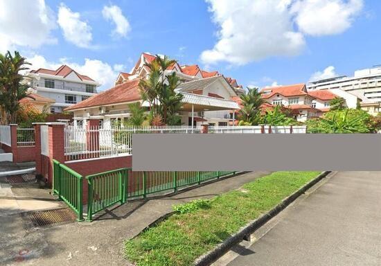 Prop-GPT: Detached: D19  Can build a few houses- Huge Land, Unblocked View & Park 7 Cars