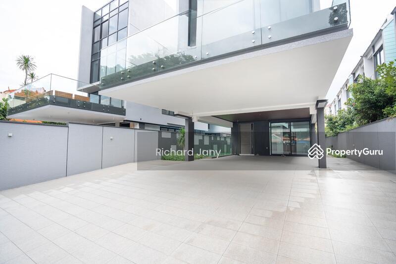 Prop-GPT: Bungalow: D19   D19 NEW F'HOLD MODERN  6 BRM BUNGALOW  POOL LIFT  PARK 4 CARS